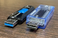 USB-тестер и флешка (вид сбоку)