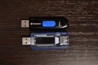 USB-тестер и флешка (вид сверху)